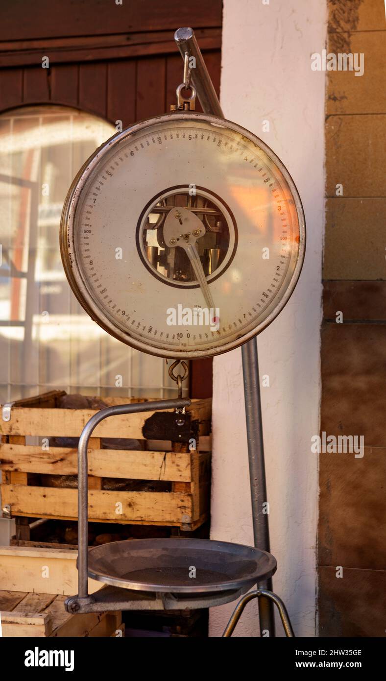 Balanza colgante vieja fotografías e imágenes de alta resolución - Alamy