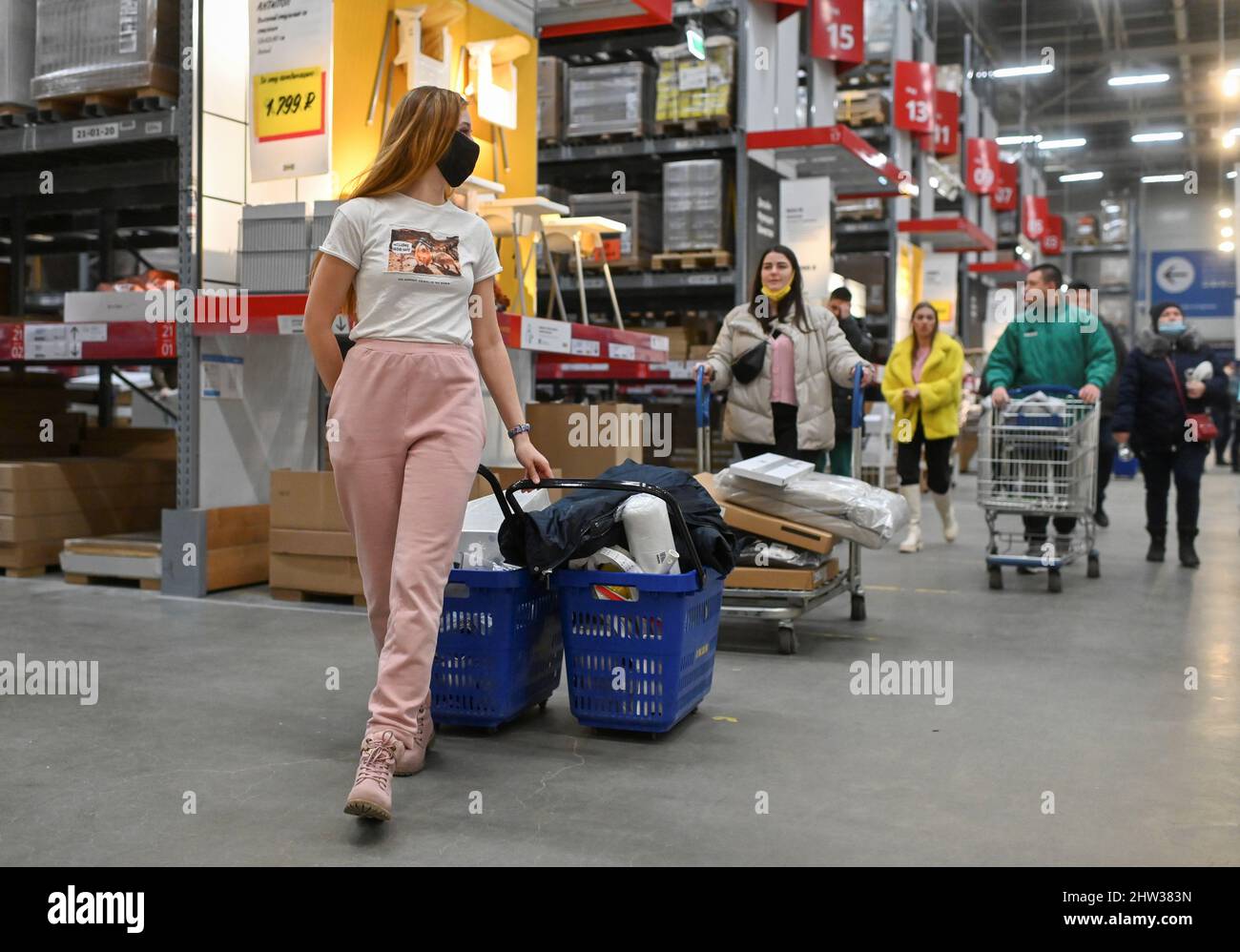 Los clientes compran en la tienda IKEA de Omsk, Rusia, 3 de marzo de 2022. FOTÓGRAFO REUTERS/REUTERS Foto de stock