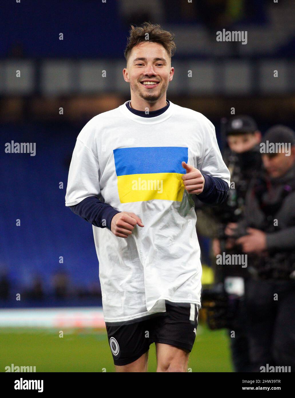Kane Smith de Boreham Wood calentándose en una camiseta con bandera de Ucrania antes del partido de quinta ronda de la Copa FA de los Emiratos en Goodison Park, Liverpool. Fecha de la foto: Jueves 3 de marzo de 2022. Foto de stock