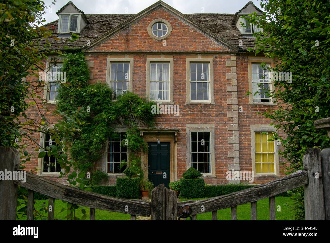 Lacock, Reino Unido-2021 de septiembre: Horace Slughorn Hideaway en Budleigh Babberton, frente de la casa visto desde la perspectiva de la puerta, Harry Potter y Half Blood Prince Foto de stock