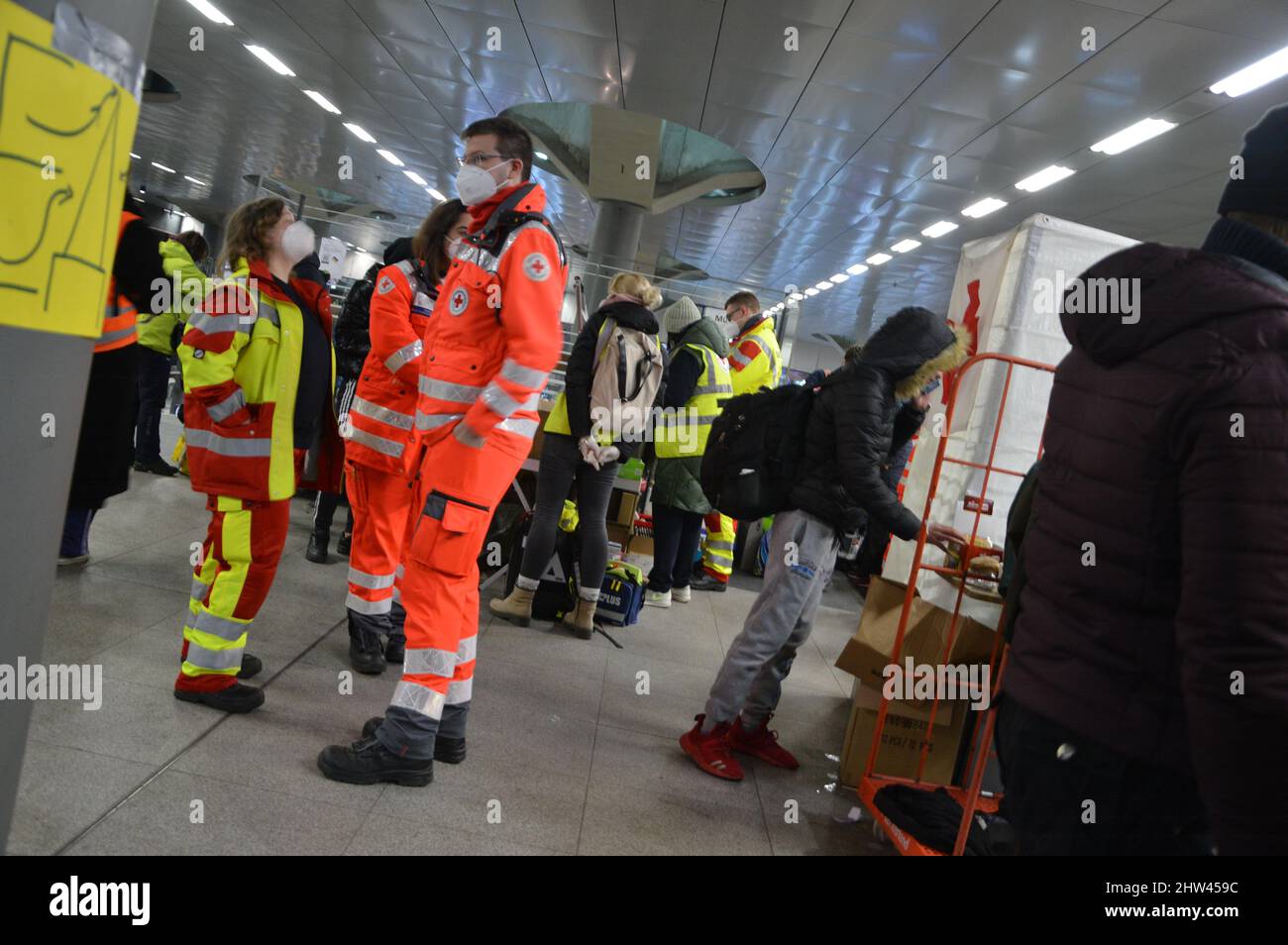 Voluntarios esperan a los refugiados, tras la invasión rusa de Ucrania, en  la estación central de Berlín, Alemania - 3 de marzo de 2022 Fotografía de  stock - Alamy