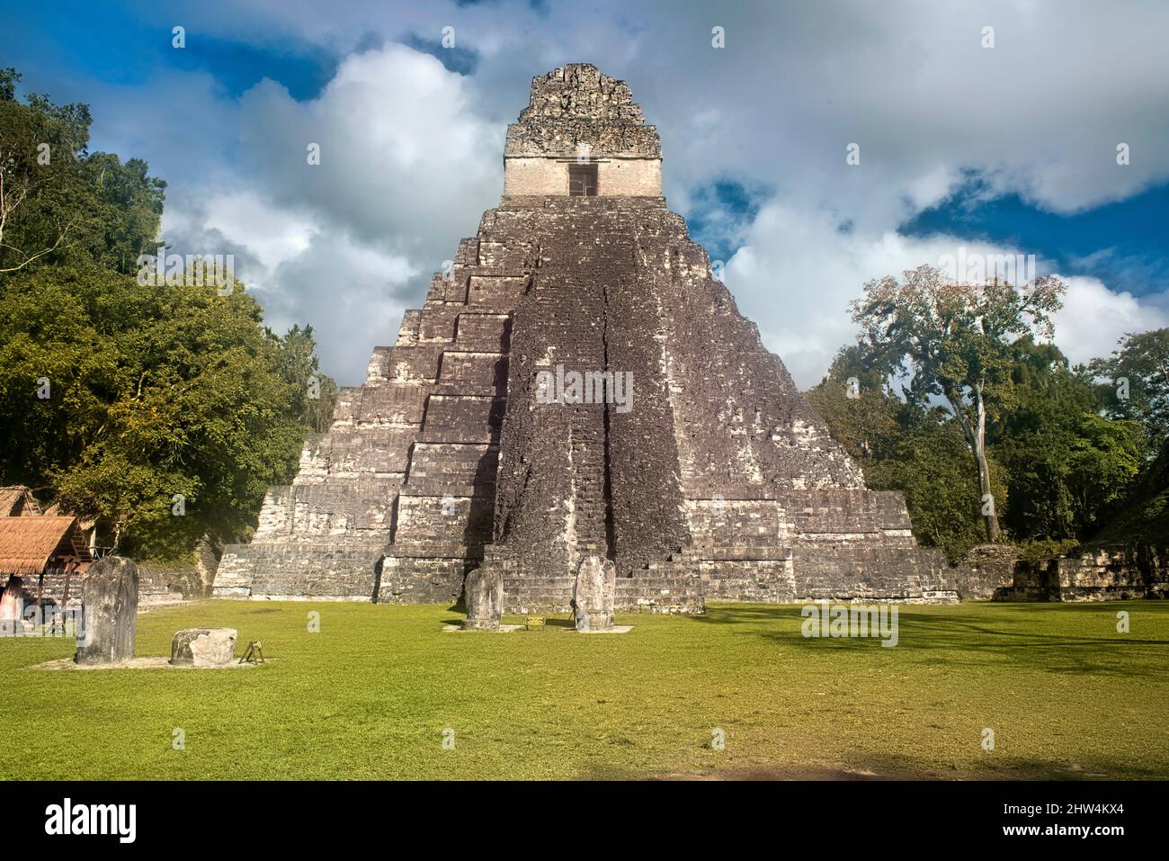 El Templo I se eleva sobre la Gran Plaza del Parque Nacional Tikal