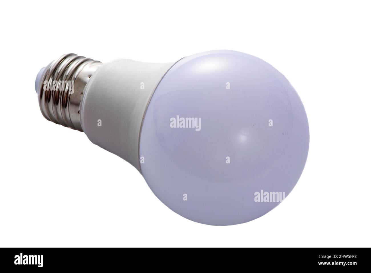 Una lámpara LED blanca con una base de E27 se encuentra sobre un fondo blanco aislado Foto de stock