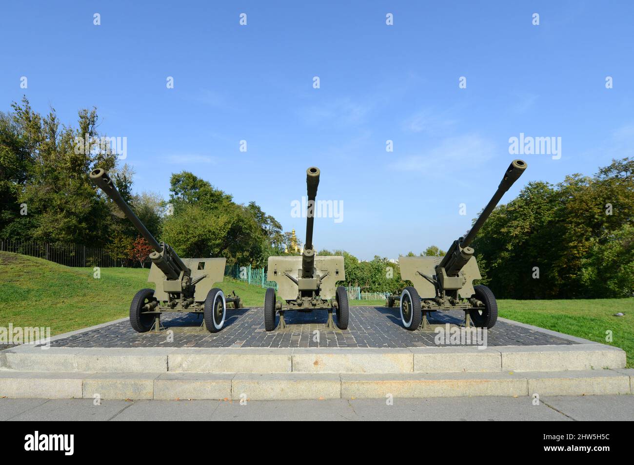 Complejo conmemorativo del Museo de la Gran Guerra Patriótica. Equipo militar exhibido, tanto viejo como capturado durante el conflicto de 2014 en Ucrania oriental. Foto de stock