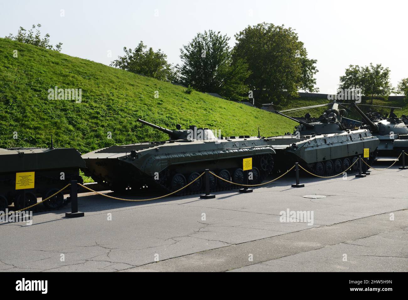 Complejo conmemorativo del Museo de la Gran Guerra Patriótica. Equipo militar exhibido, tanto viejo como capturado durante el conflicto de 2014 en Ucrania oriental. Foto de stock