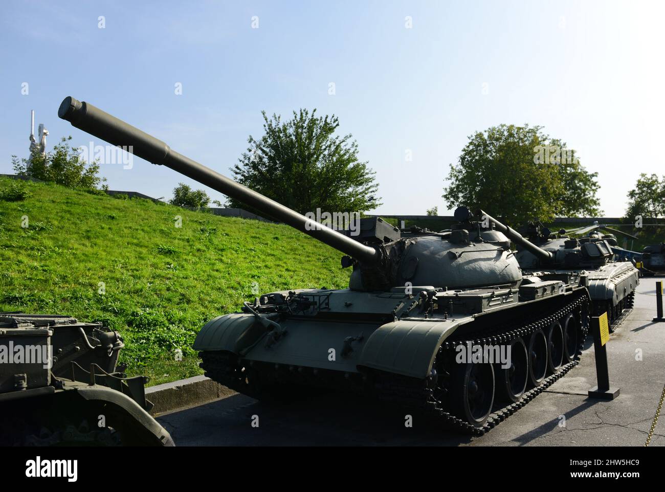 Complejo conmemorativo del Museo de la Gran Guerra Patriótica. Equipo militar exhibido, tanto viejo como capturado durante el conflicto de 2014 en Ucrania oriental. Foto de stock