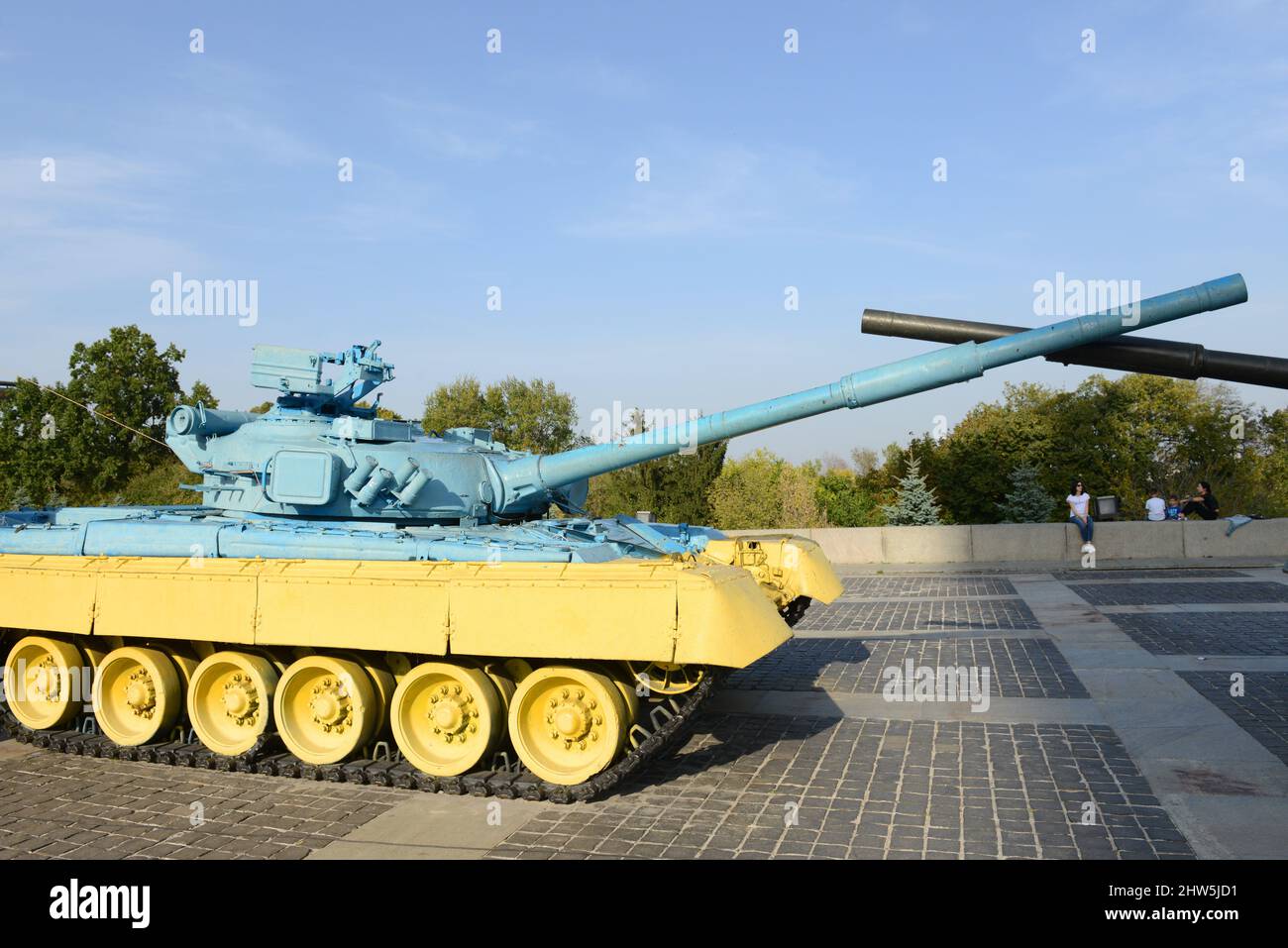 Complejo conmemorativo del Museo de la Gran Guerra Patriótica. Equipo militar exhibido, tanto viejo como capturado durante el conflicto de 2014 en Ucrania oriental. Foto de stock