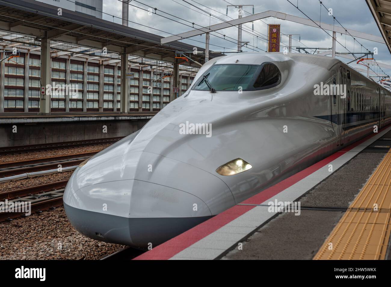 Depender de Invalidez Depresión Himeji, Japón - Januari 8, 2020. Un tren bala de alta velocidad shinkansen  pasa por la estación de tren de Hemiji. Shinkansen es una red de trenes de  largo alcance en Japón,