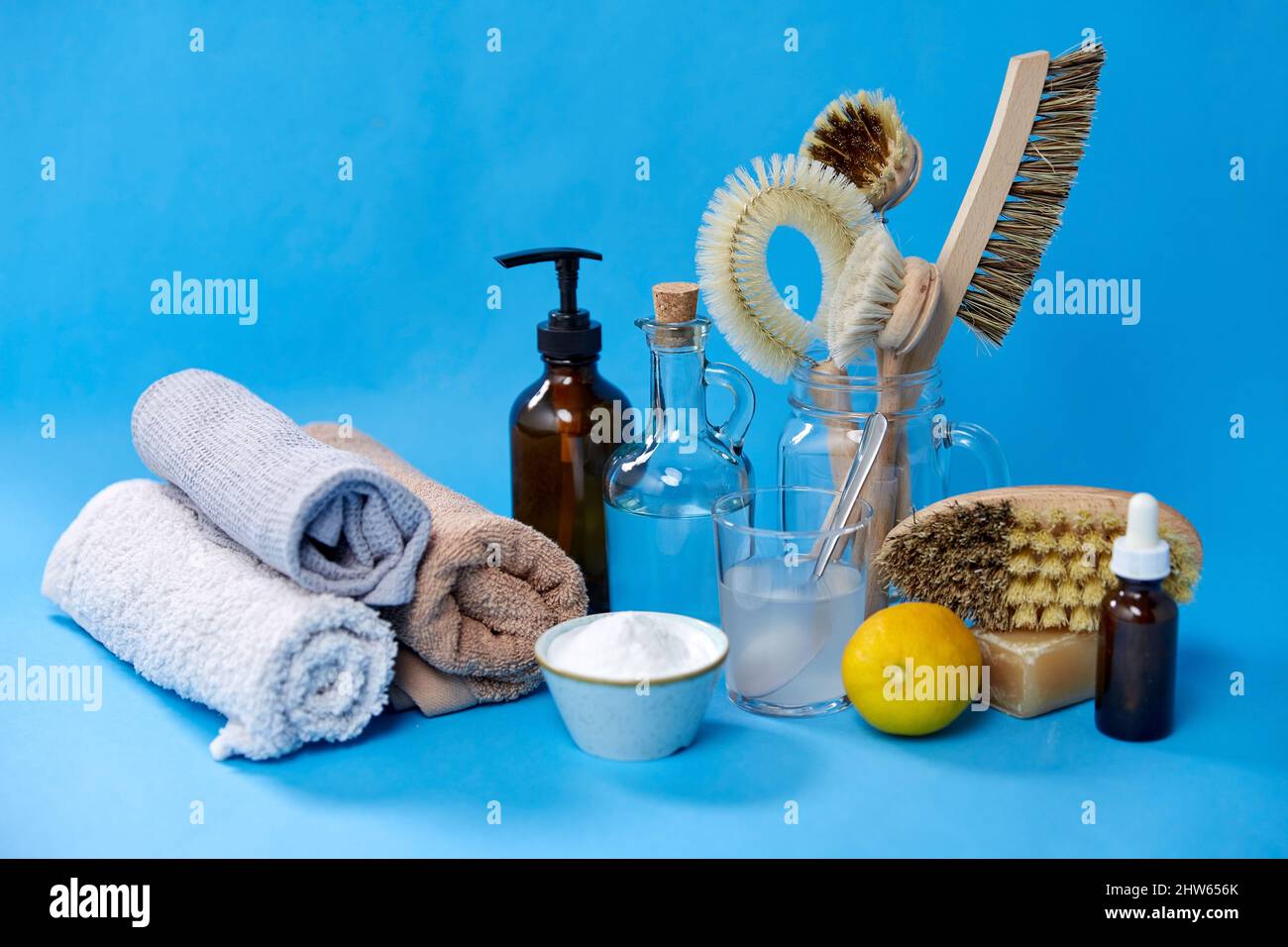 limones, jabón, bicarbonato de sodio, vinagre y cepillos Fotografía de  stock - Alamy