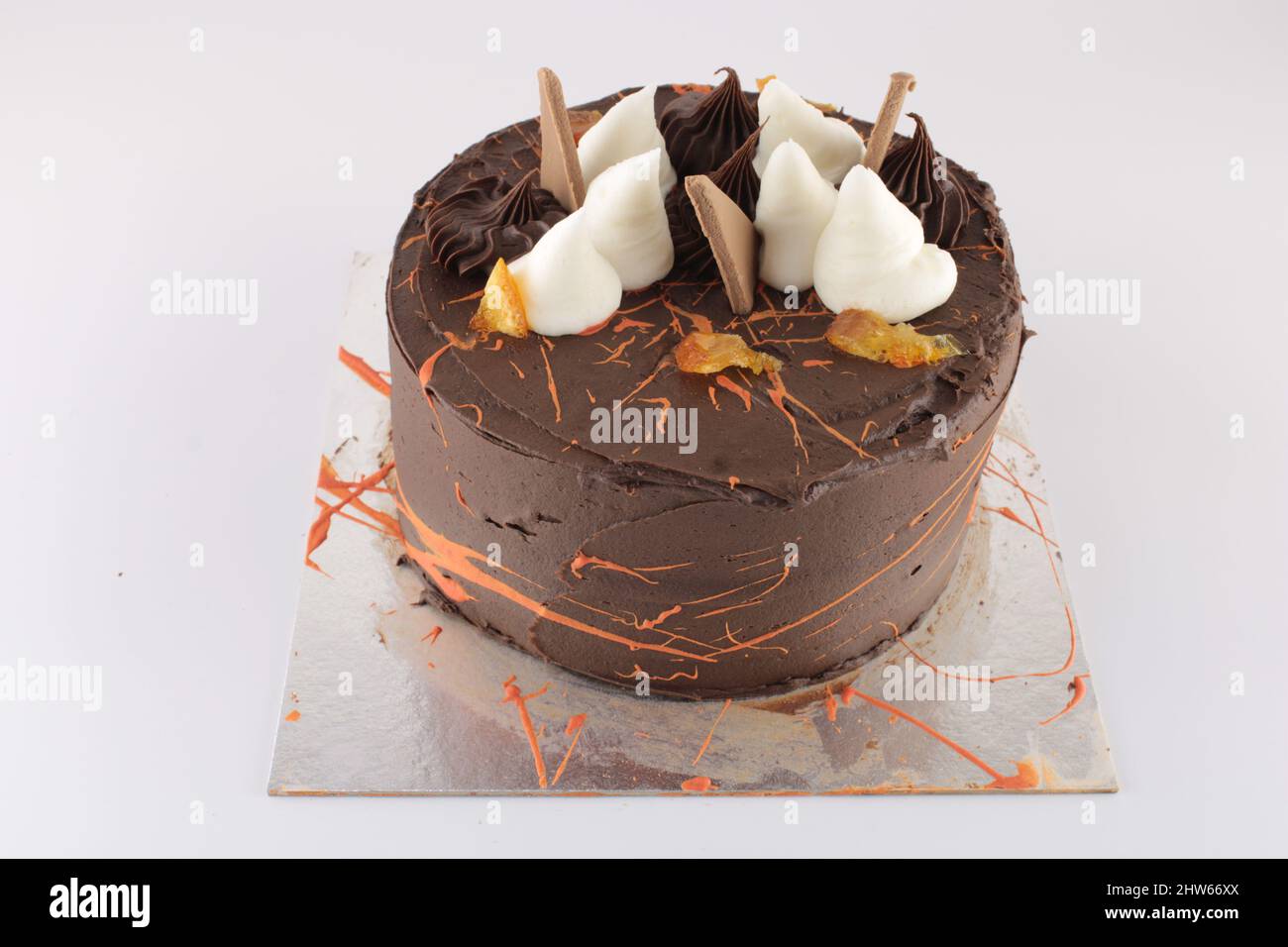 Chocolate belga y pastel de naranja aislado. Foto de stock