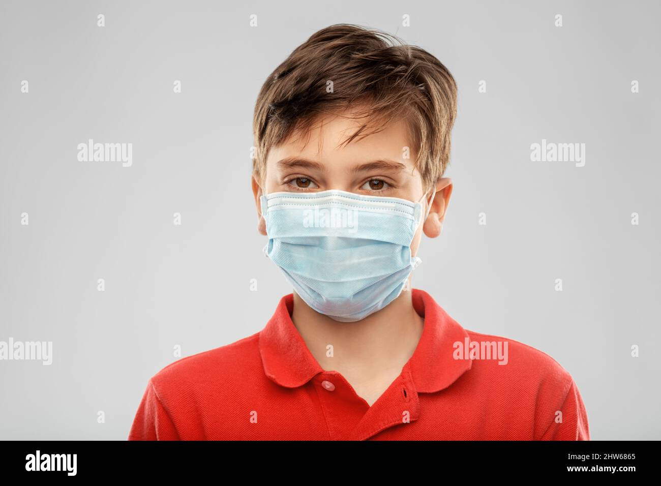niño con máscara médica protectora Foto de stock