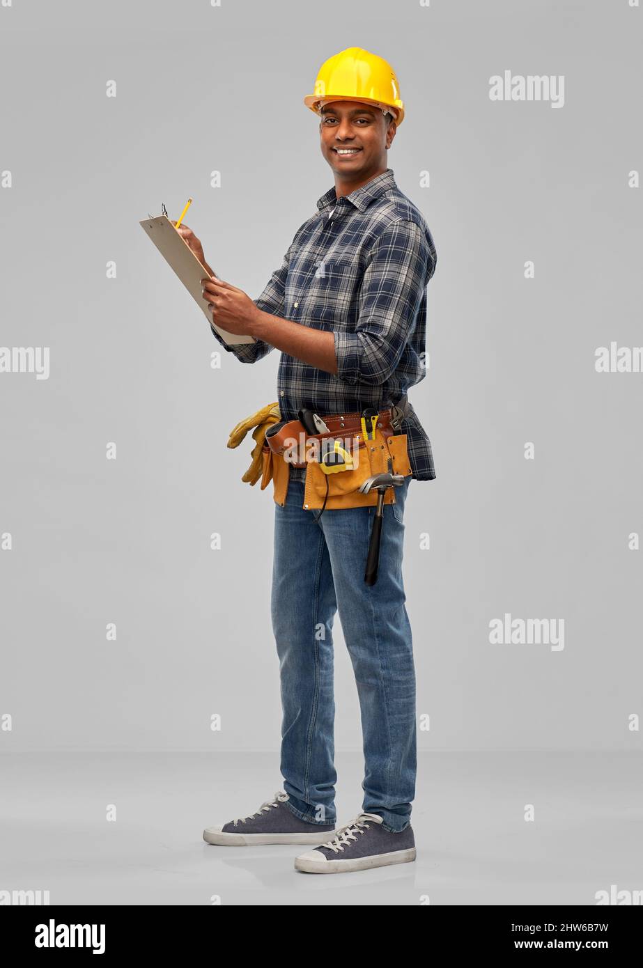 feliz constructor con portapapeles y lápiz Fotografía de stock - Alamy