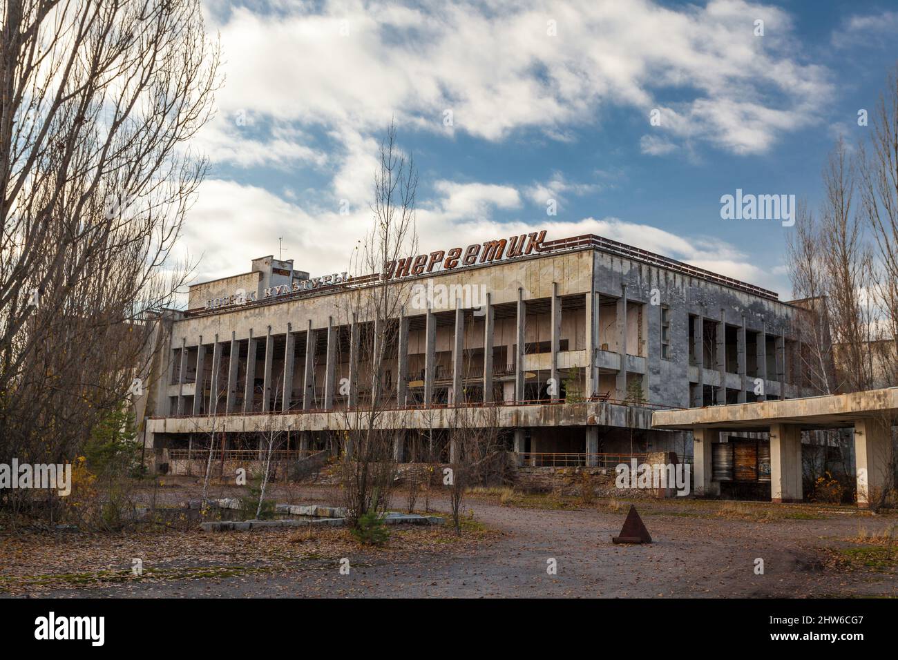 Chernobil, Ucrania - Noviembre de 2016. Palacio abandonado de la cultura Elektronik en la ciudad de Pripyat Foto de stock