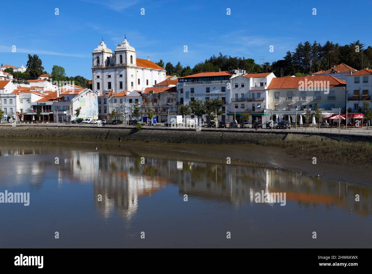 Centro de la ciudad, la iglesia de Santiago y el paseo marítimo a lo largo del río Sado, Alcacer do SAL, la costa de Lisboa, Portugal Foto de stock