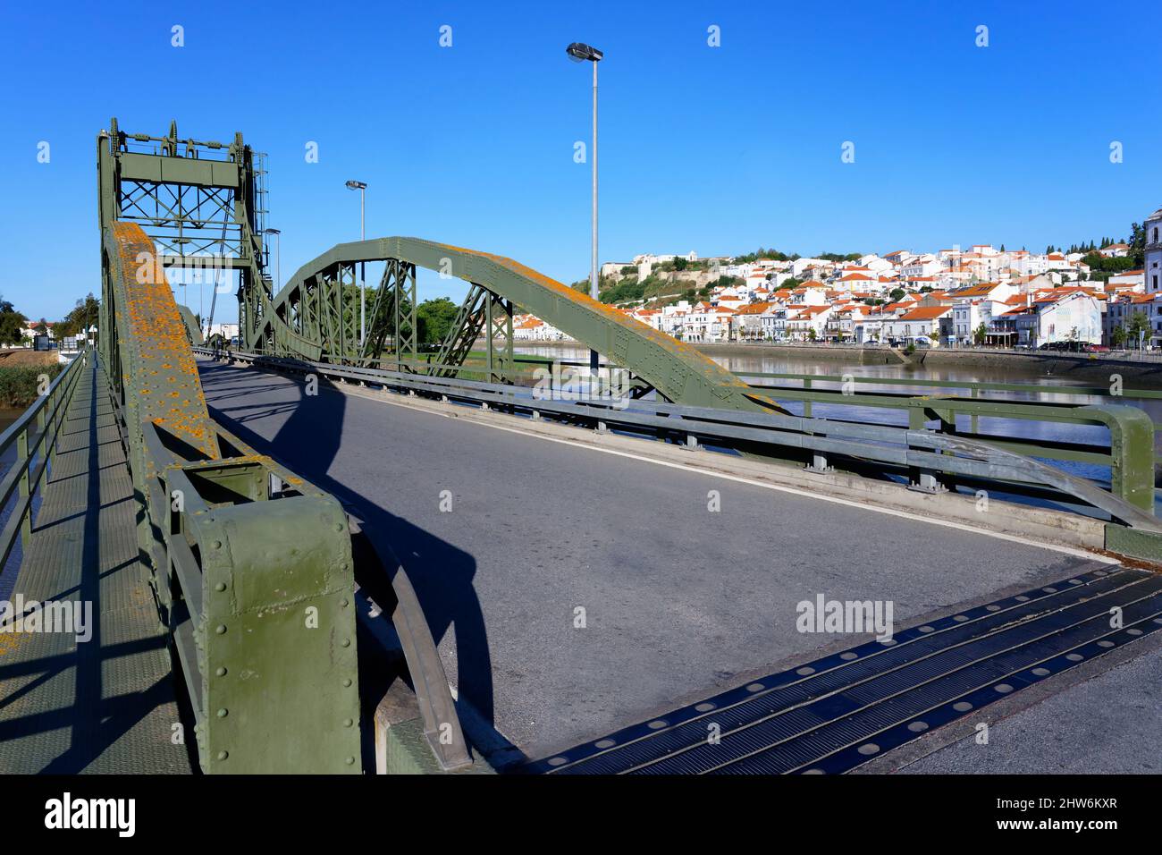 Puente levadizo de hierro sobre el río Sado, Alcacer do SAL, costa de Lisboa, Portugal Foto de stock