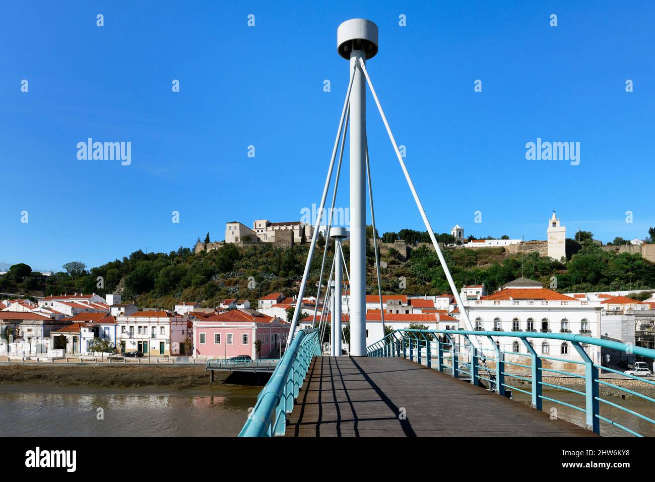 Alcacer do SAL castillo y puente peatonal sobre el río Sado, la costa de Lisboa, Portugal Foto de stock