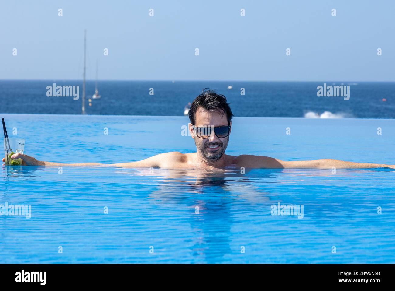 uno hombre, caucásico etnicidad, nadando en piscina con gafas de protección  generado por ai 24620632 Foto de stock en Vecteezy