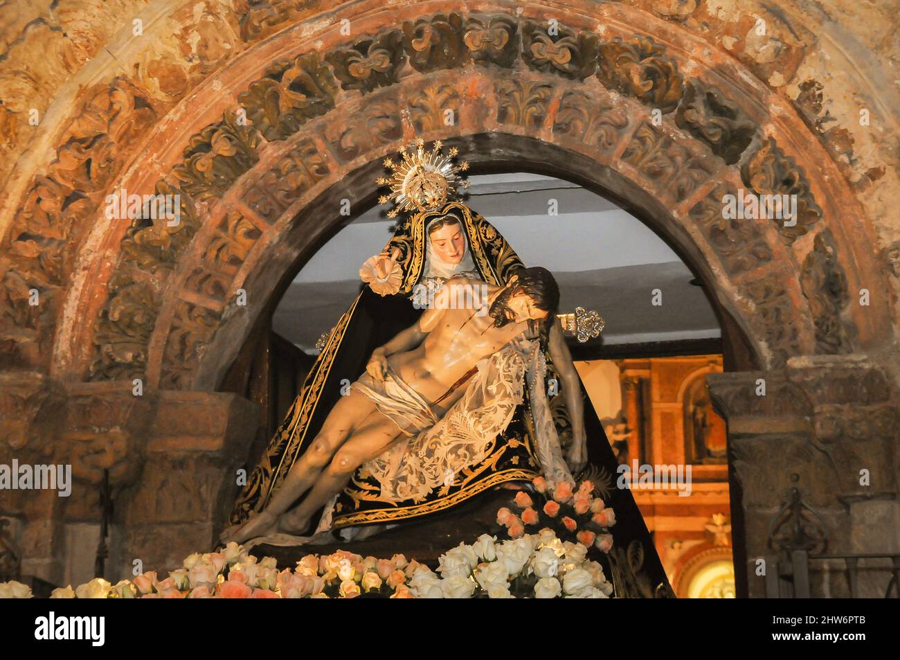 Semana Santa en Zamora, España, procesión de la Real Hermandad de Nuestra Madre de los Dolores en la noche del Viernes Santo. Foto de stock