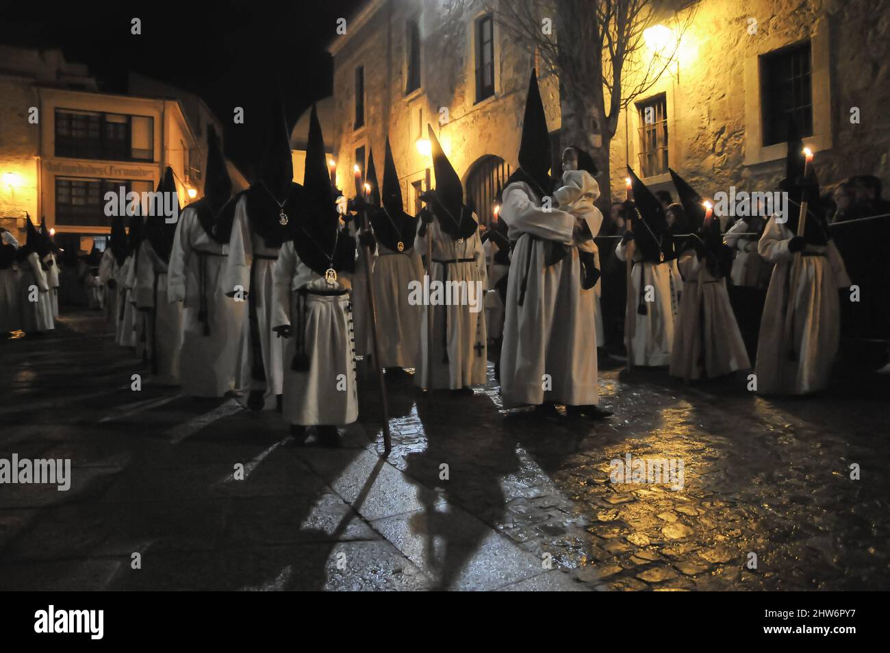 Semana Santa en Zamora, España, procesión de la Real Hermandad de Nuestra Madre de los Dolores en la noche del Viernes Santo. Foto de stock
