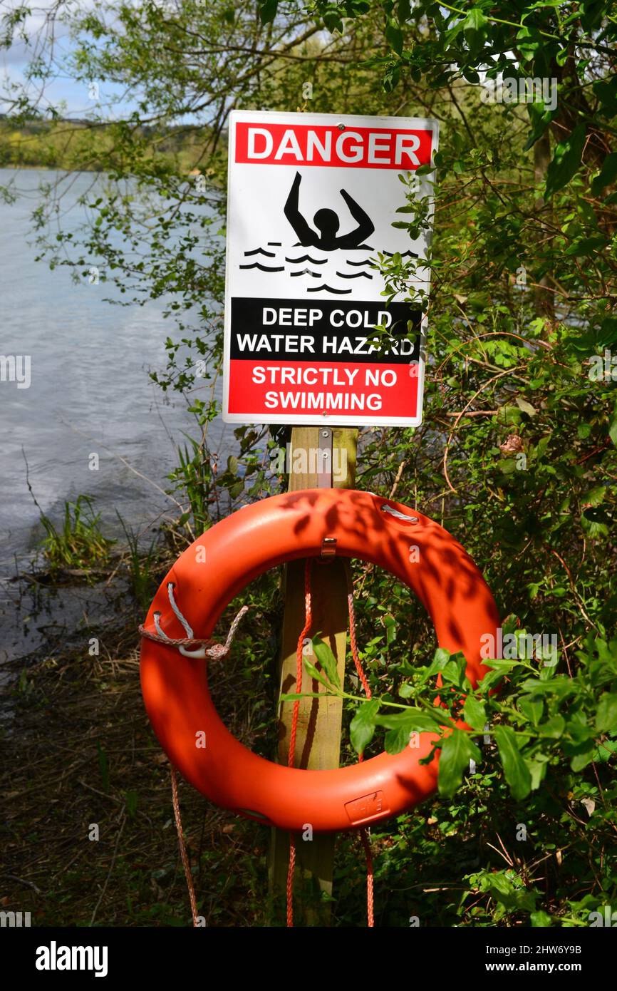 Peligro. Señal de peligro de agua fría profunda. No nadar estrictamente. En la Reserva Natural de Spade Oak, Bourne End, Buckinghamshire, Inglaterra, Reino Unido Foto de stock