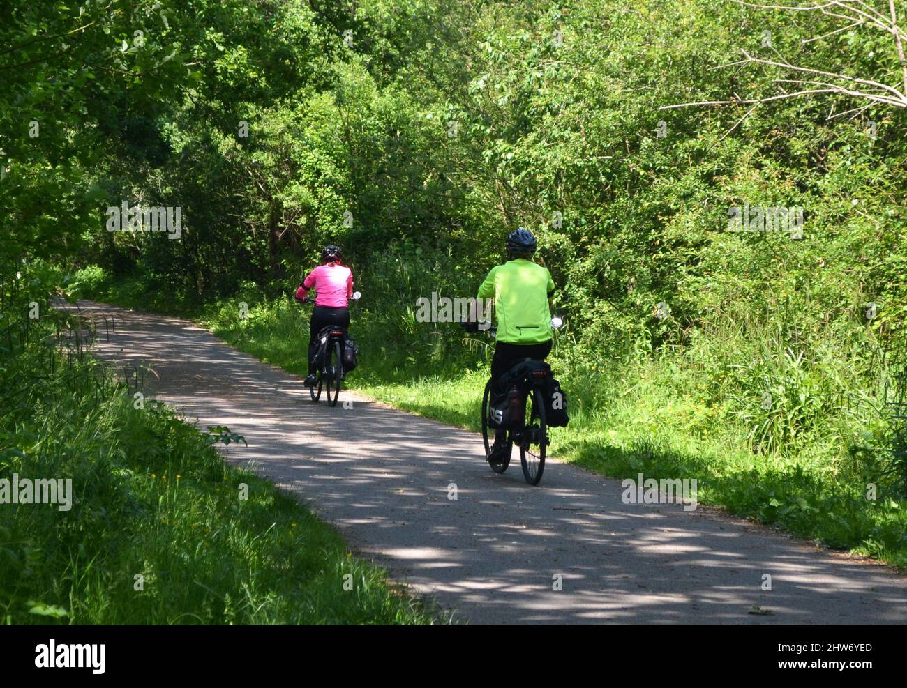 Ciclistas en el camino de Cuckoo, Hailsham, Sussex, Inglaterra Foto de stock