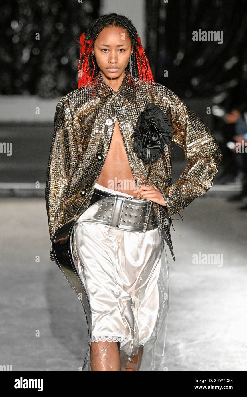 Un modelo camina por la pista durante la Vaquera Womenswear Fall