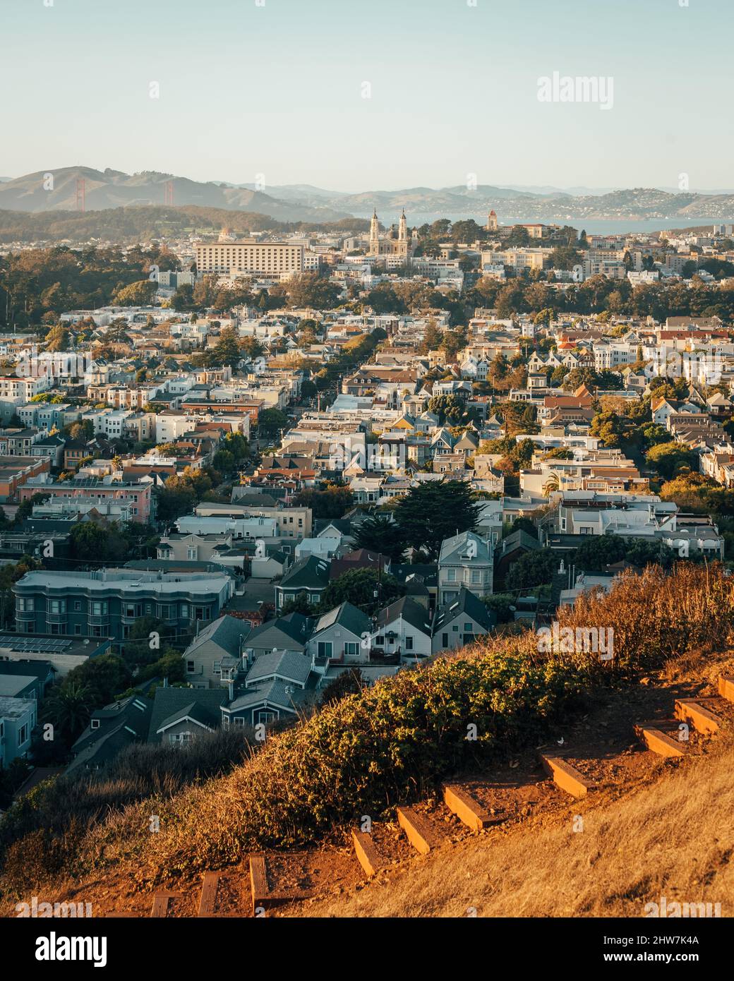 Escalera y vista desde el mirador de Tank Hill Park, San Francisco, California Foto de stock