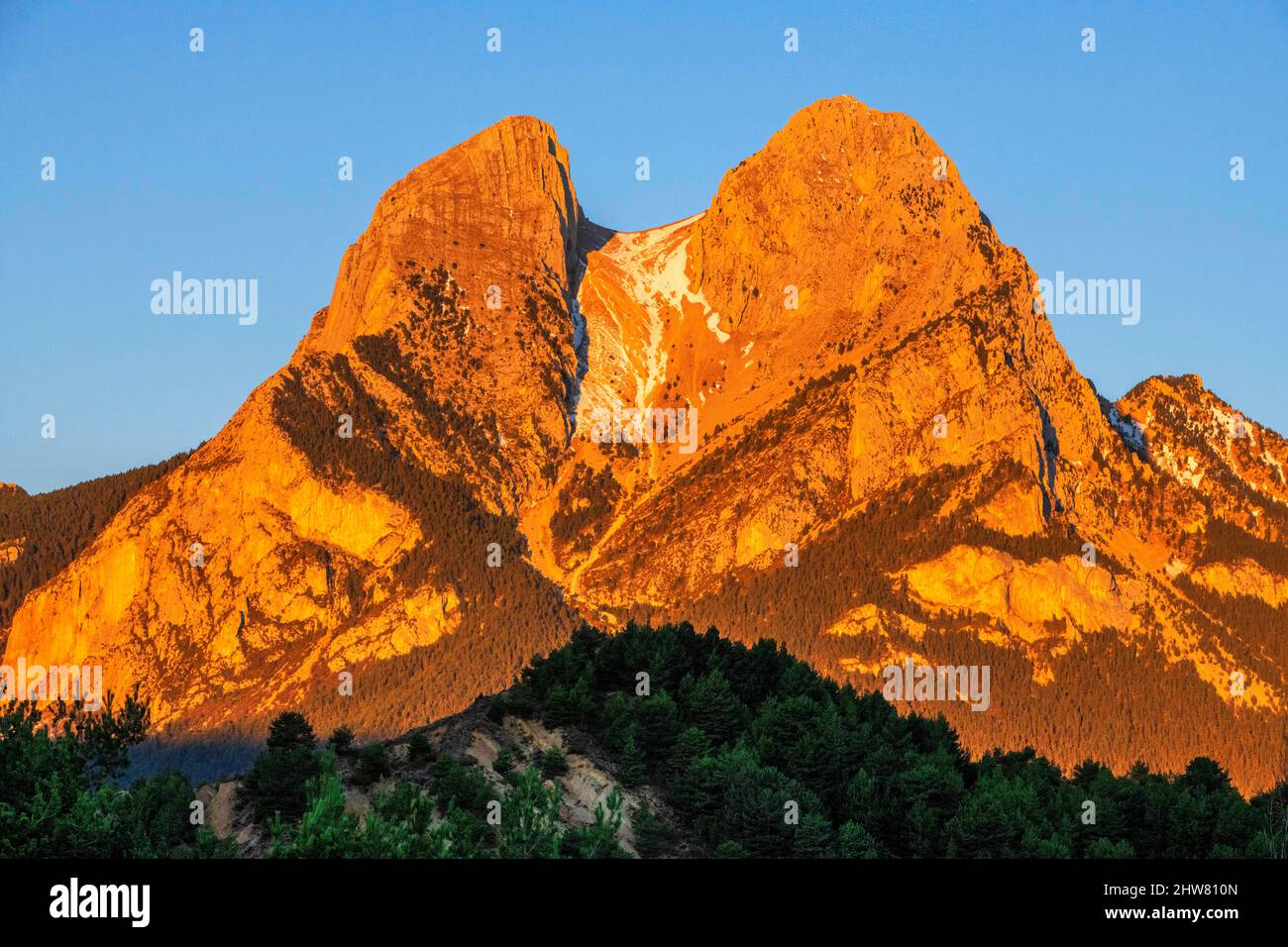 monta-a-pedraforca-en-el-parque-natural-cad-moixer-bergueda-pirineo