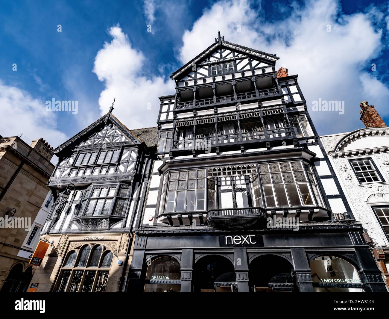 Próxima tienda de ropa y casa en Eastgate Street, en el centro de Chester,  capital de Cheshire, famosa por sus edificios históricos Fotografía de  stock - Alamy
