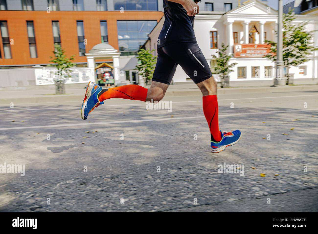 atleta masculino en la carrera de maratón de calcetines de compresión Foto de stock