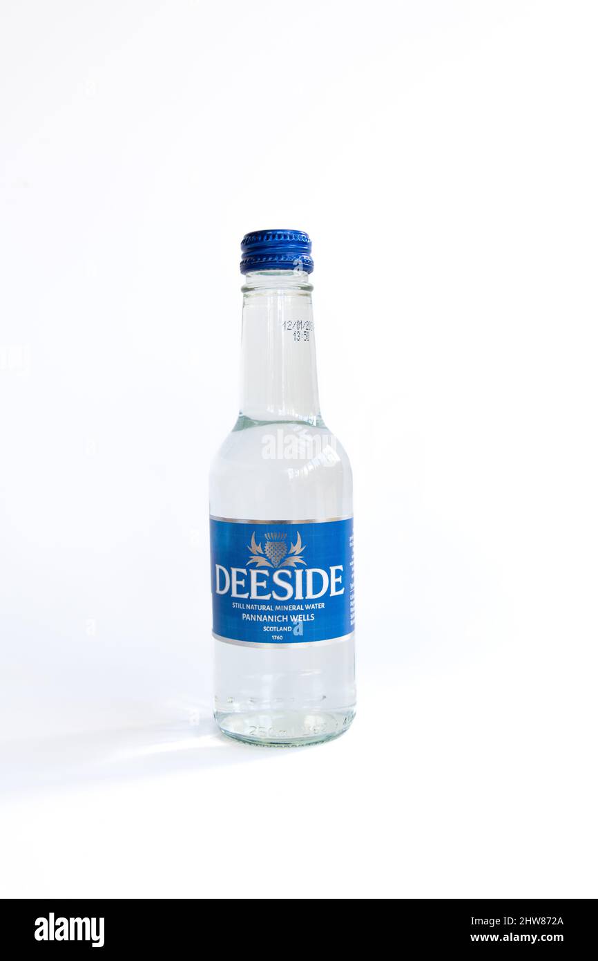 Botella pequeña de agua mineral Deeside Foto de stock