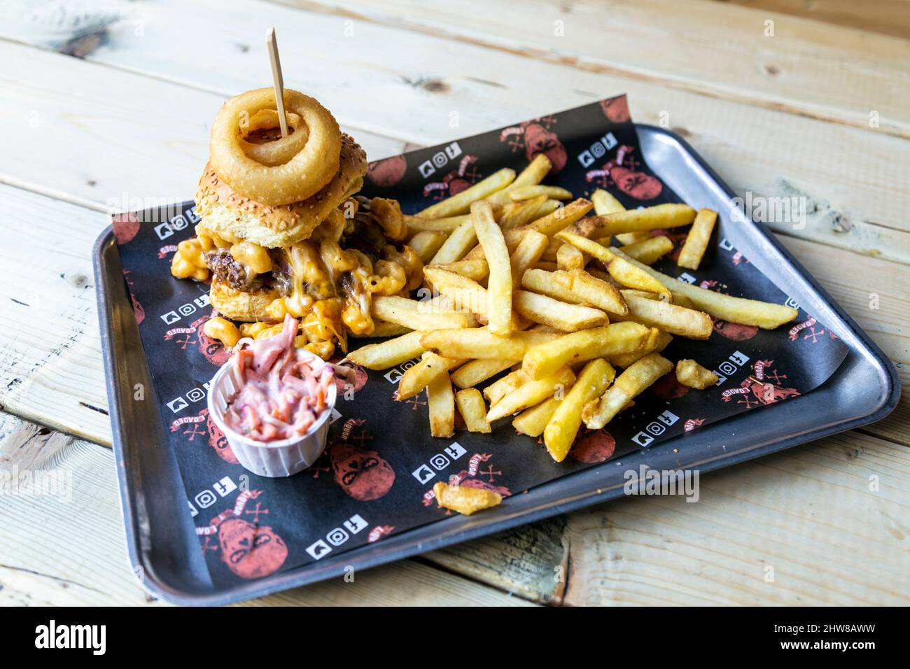 Mac Attack Burger rematado con mac y queso con patatas fritas en Liquor & Loaded, King's Lynn, Norfolk, Reino Unido Foto de stock