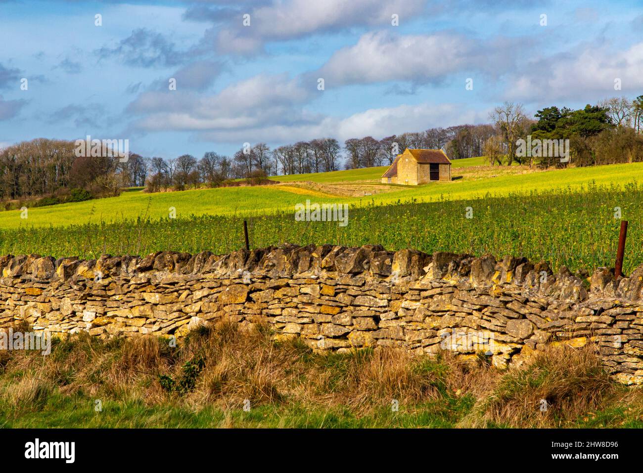 Granero de campo en el típico paisaje de Cotswolds en Bredon Hill cerca de Tewkesbury en Gloucestershire, Inglaterra, Reino Unido Foto de stock