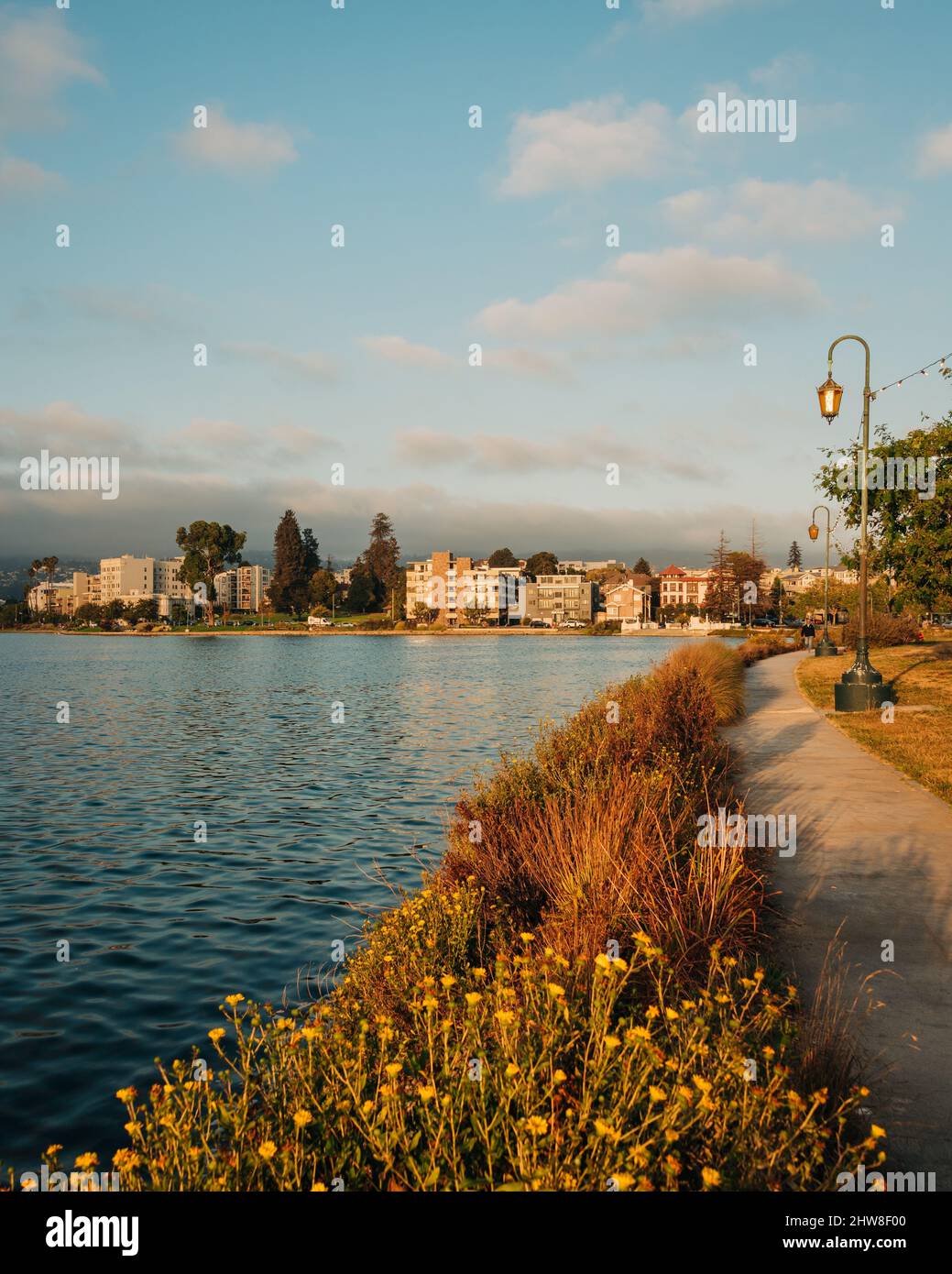 Camino a lo largo del Lago Merritt en Lakeside Park, en Oakland, California Foto de stock