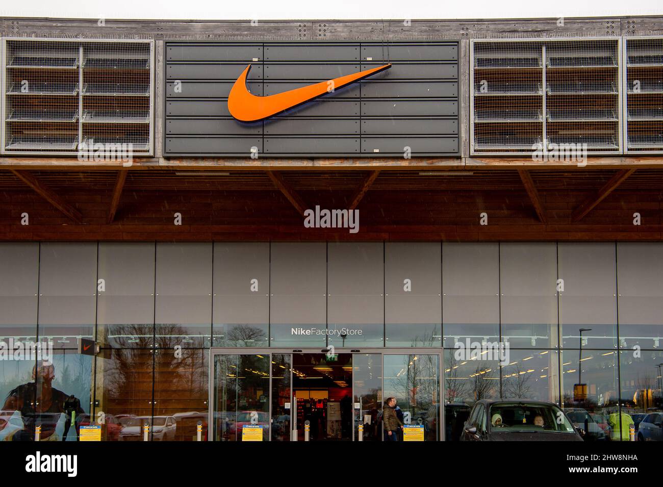 Taplow, Buckinghamshire, Reino Unido. 4th de marzo de 2022. Una tienda Nike  Factory Outlet en Taplow. El minorista Nike ha detenido los pedidos online  de clientes de Rusia debido a la incertidumbre