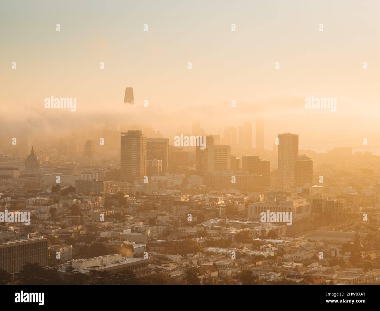 Vista del centro al amanecer, desde el Parque Corona Heights, en San Francisco, California Foto de stock
