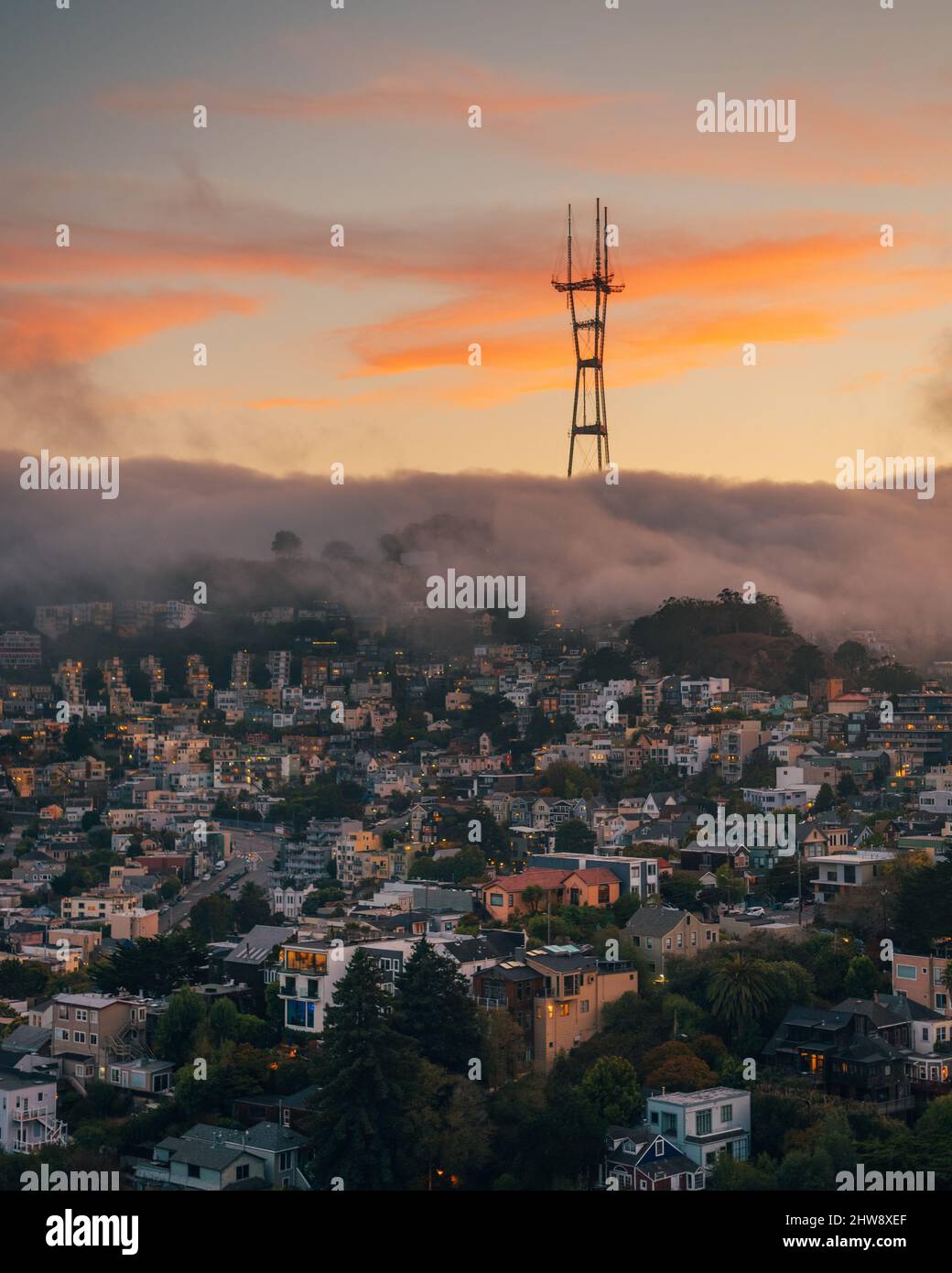 Vista al atardecer de la Torre Sutro desde el Parque Corona Heights, en San Francisco, California Foto de stock
