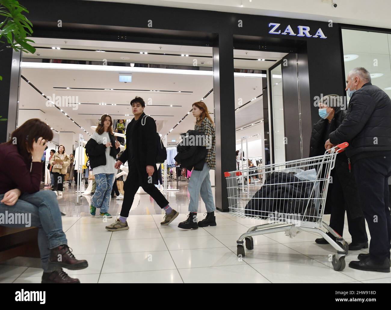 El trabajo del centro comercial 'Aviapark'. Fotografía de género. Clientes  delante de la tienda de ropa para mujer Zara. 03.03.2022 Rusia, Moscú  Crédito fotográfico: Irina Buzhor/Kommersant/Sipa USA Fotografía de stock -  Alamy