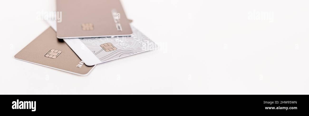 Banner con tarjetas de crédito. Concepto de comercio electrónico y finanzas. Espacio de copia. Fotografías de alta calidad Foto de stock