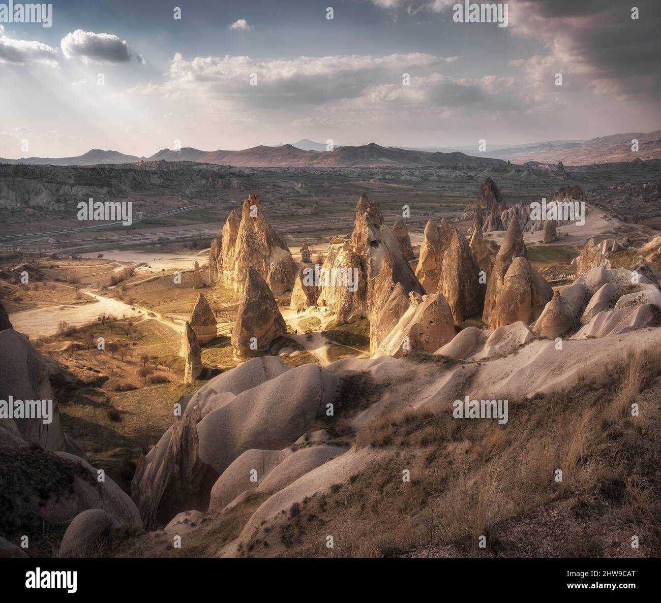 Valles de Capadocia con pintorescos acantilados y montañas en Turquía al atardecer Foto de stock