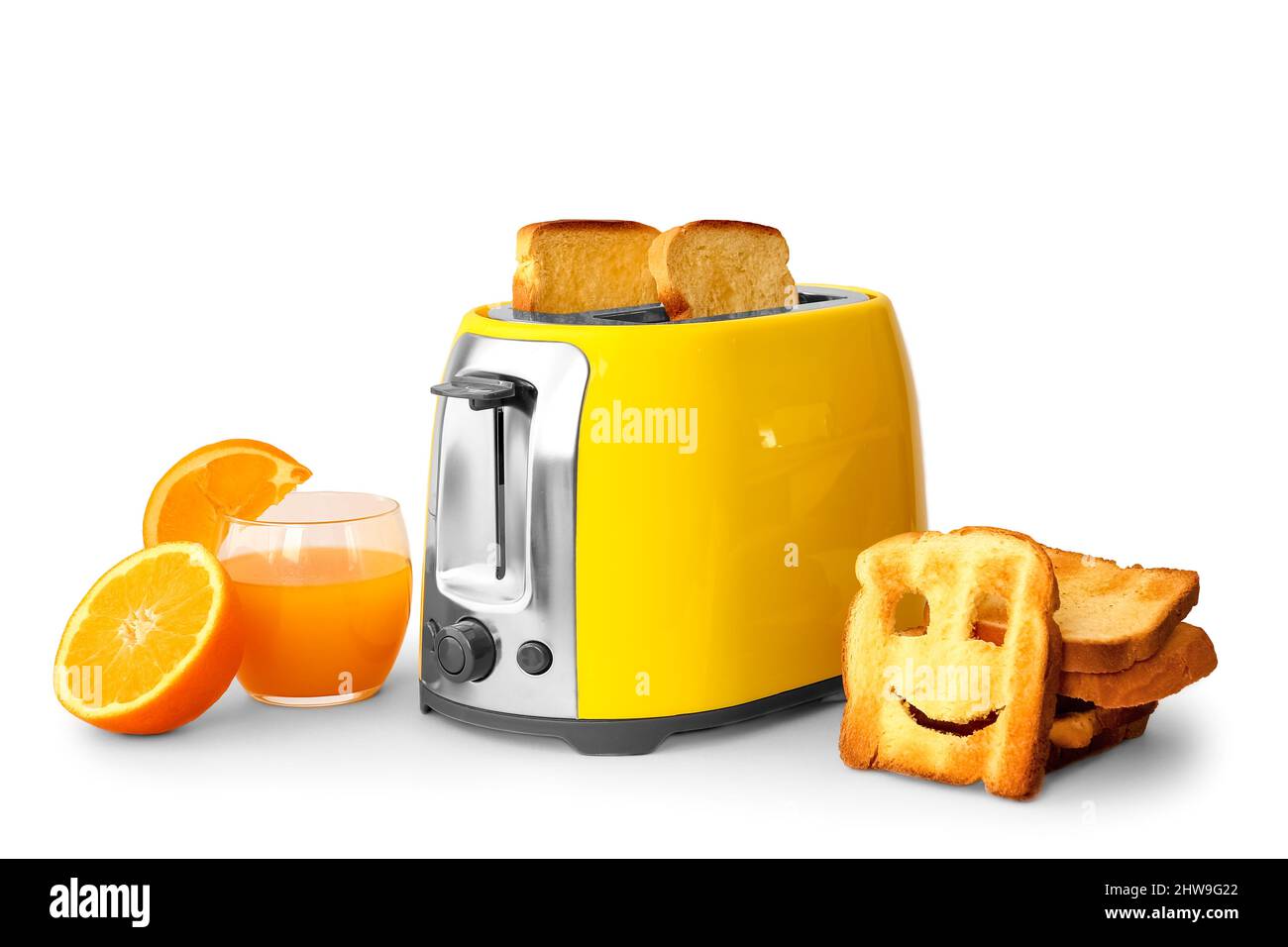 Tostador moderno con rebanadas de pan y vaso de zumo de naranja sobre fondo  claro Fotografía de stock - Alamy
