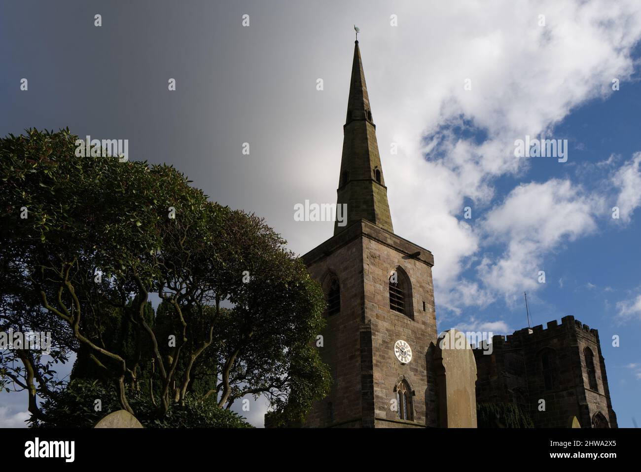 Iglesia Anglicana de Santa María Astbury cerca de Congleton con torre separada y edificio principal en Cheshire Inglaterra Foto de stock