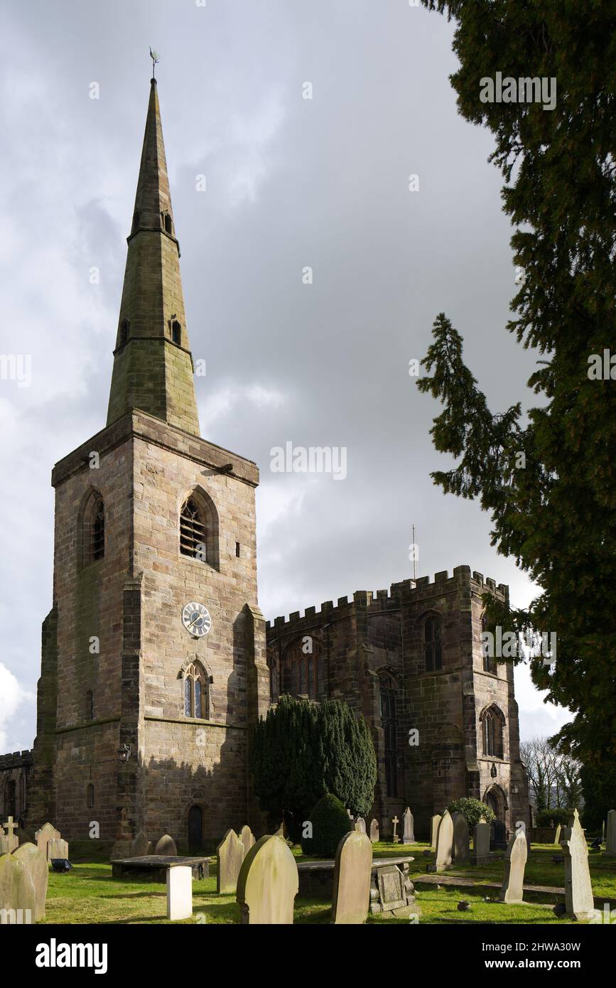 Iglesia Anglicana de Santa María Astbury cerca de Congleton con torre separada y edificio principal en Cheshire Inglaterra Foto de stock