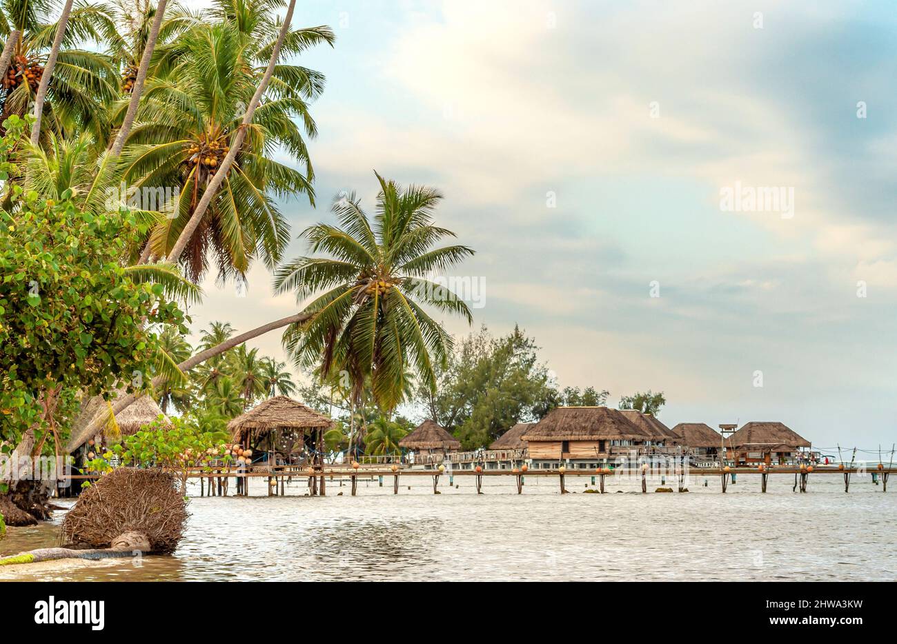 Resort de lujo en una laguna en la Isla Bora Bora, Polinesia Francesa Foto de stock