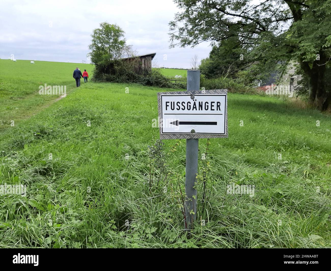 Señal de guía para peatones/caminantes en una granja agrícola, Alemania Foto de stock