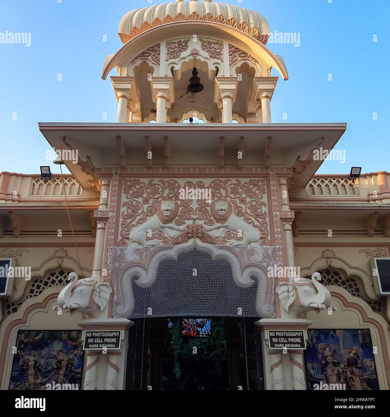Templo de ISKON Vrindavan, India, Sri Krishna Balaram Mandir es un templo de Gaudiya Vaishnava en la ciudad santa de Vrindavan en el estado de Uttar Pradesh de la India Foto de stock