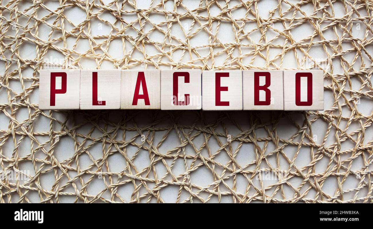 PLACEBO, la inscripción en cubos de madera sobre fondo abierto Foto de stock