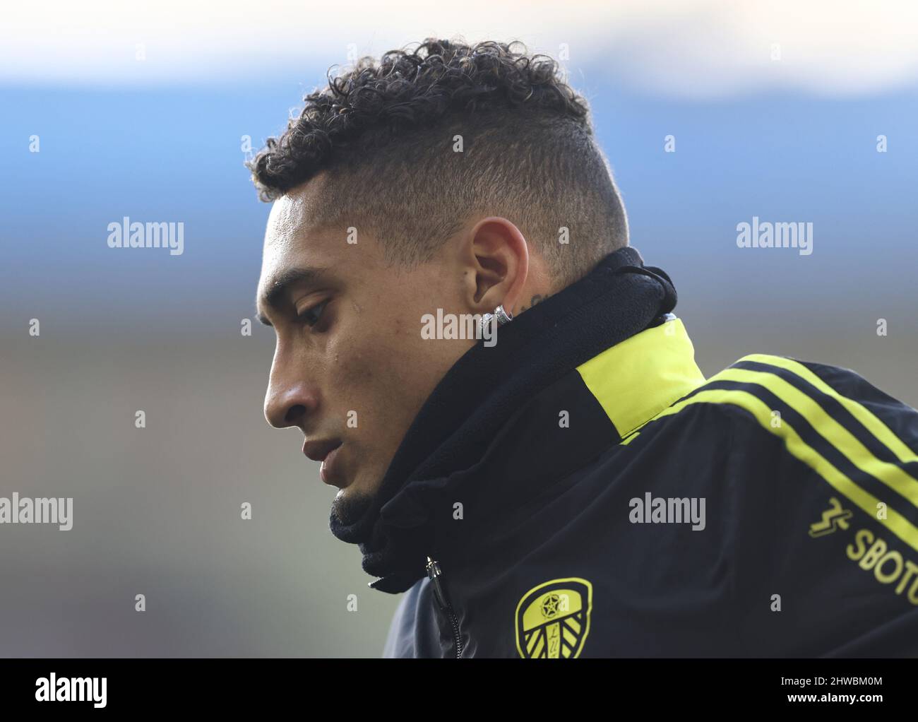 Leicester, Reino Unido. 5th de marzo de 2022. Raphinha de Leeds se unió con  sus pendientes durante el partido de la Premier League en el King Power  Stadium, Leicester. El crédito de