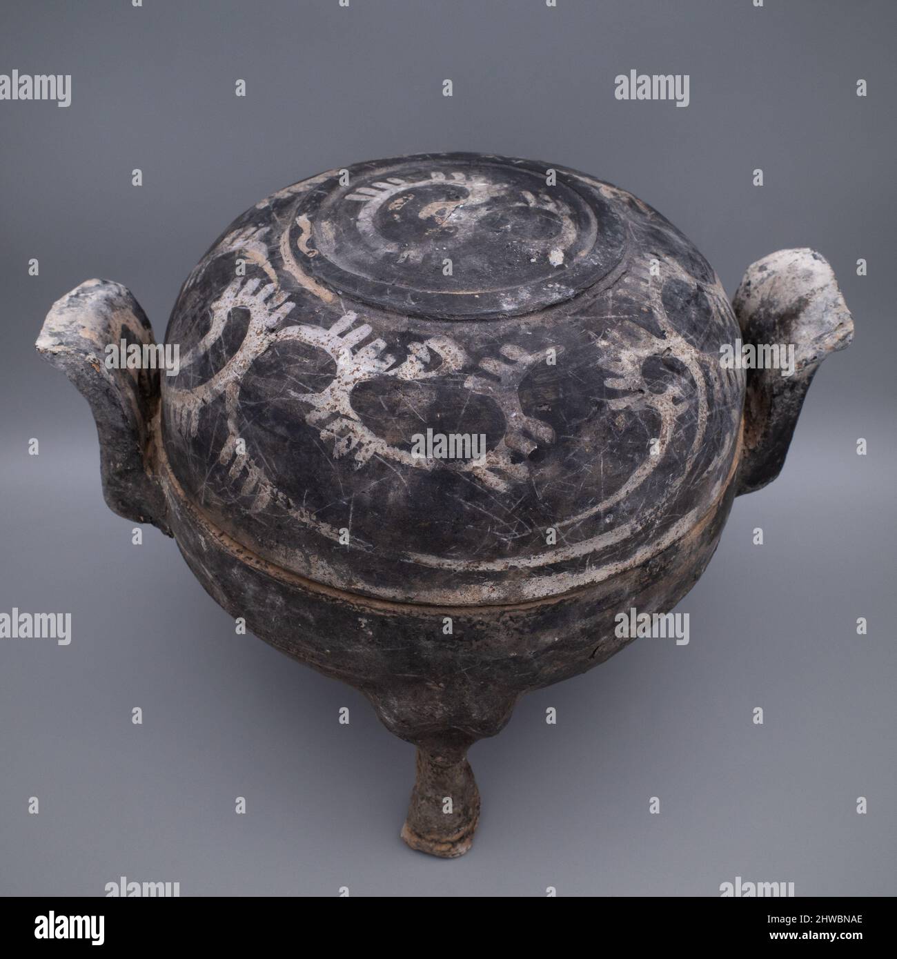 Antiguo chino, dinastía Han Alfarería Gran Vasito Cubierto Tripod (Ding) -  Han Occidental (202 aC – 9 aC Fotografía de stock - Alamy
