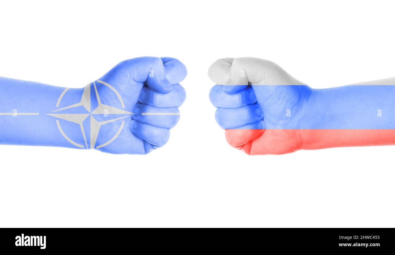 Conflicto OTAN vs rusia simbolizado por dos puños pintados con banderas Foto de stock